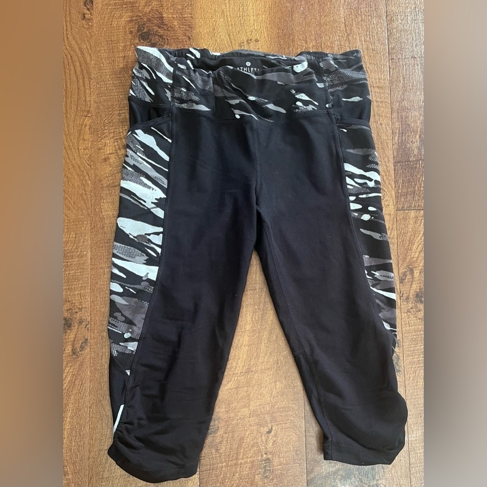 Athleta Womens cropped activewear leggings Sz medium